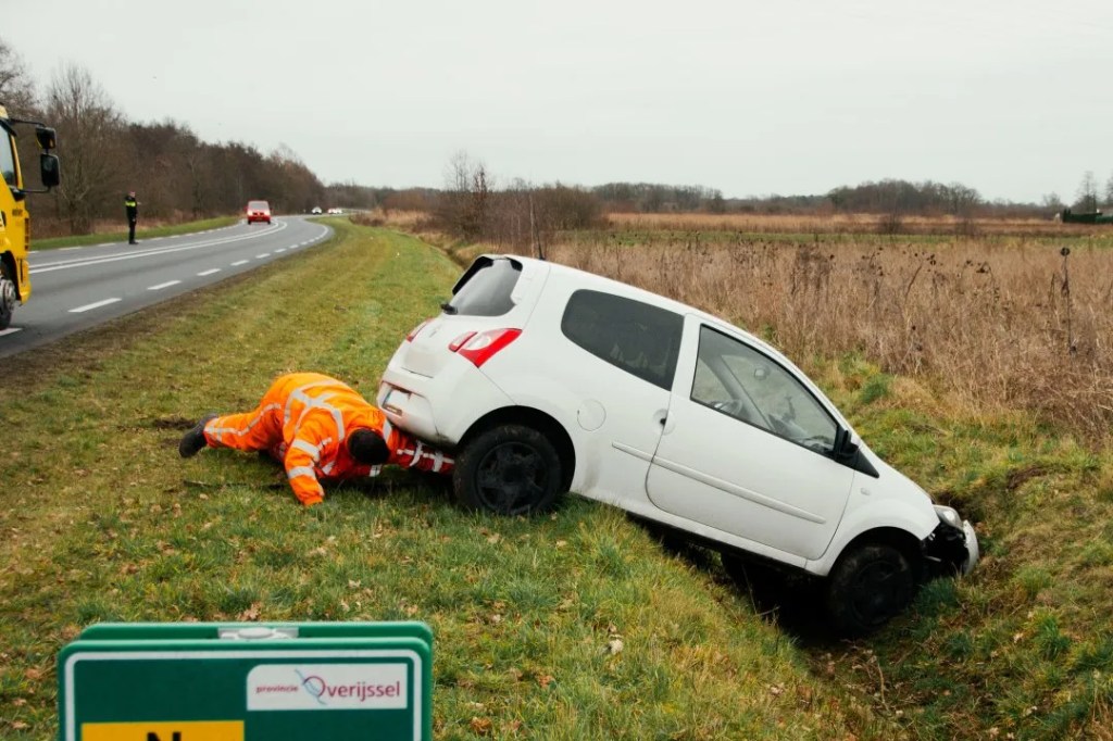 Eenzijdig ongeluk op N348 richting Raalte: auto van de&nbsp;weg