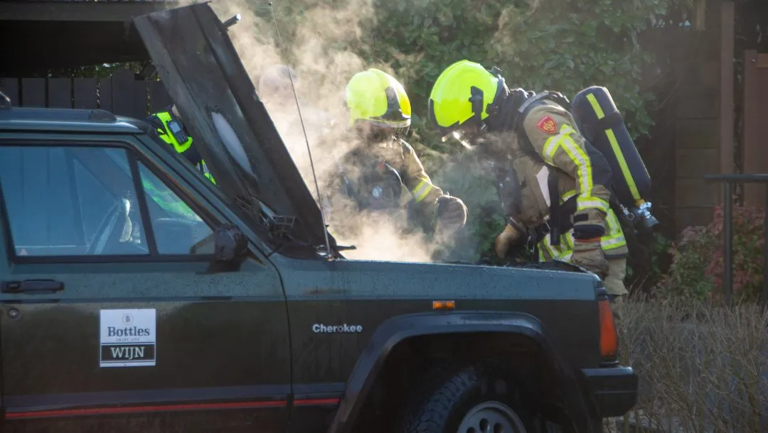 Autobrand verwoest motorblok van net opgeknapte auto