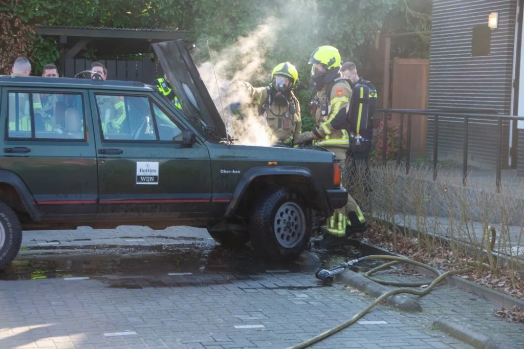 Autobrand verwoest motorblok van net opgeknapte auto