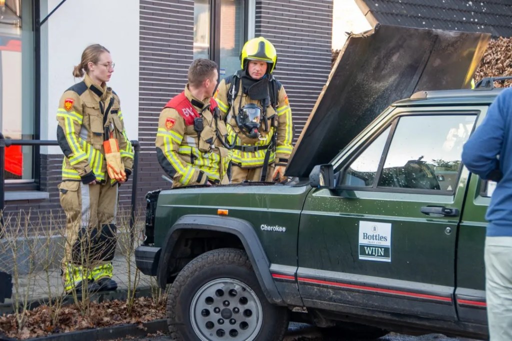 Autobrand verwoest motorblok van net opgeknapte auto