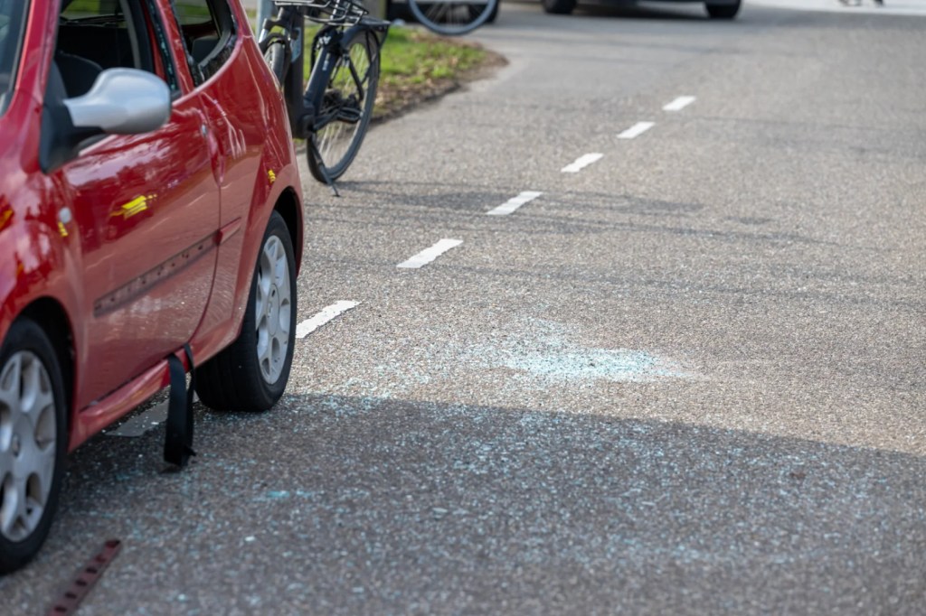 Fietser botst tegen auto door windvlaag