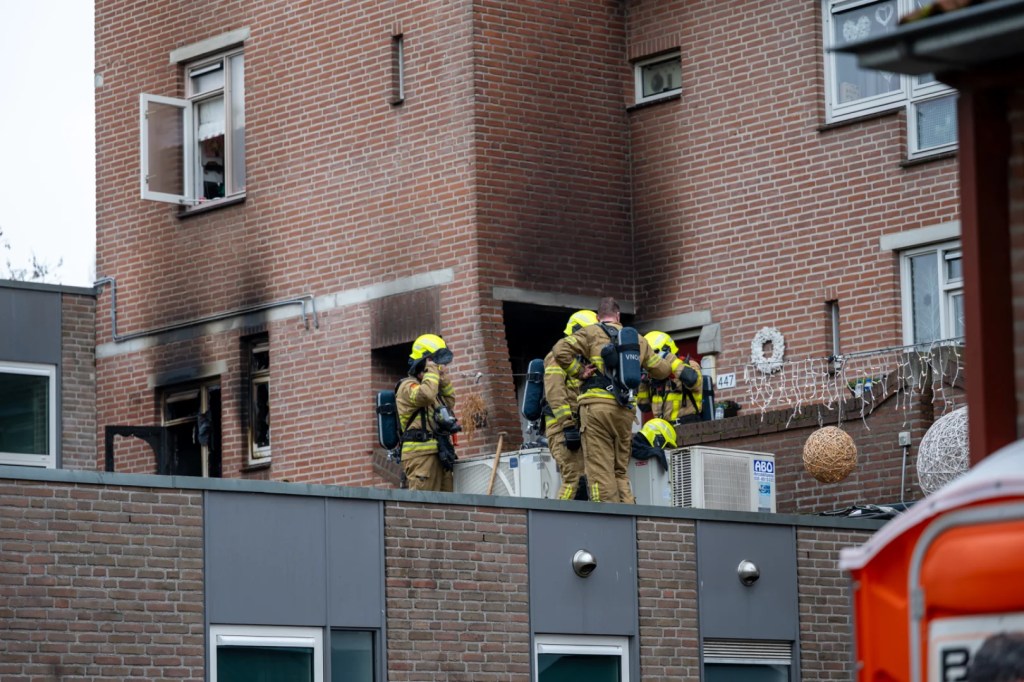 Grote brand in appartement boven winkel aan Gildenlaan in&nbsp;Apeldoorn