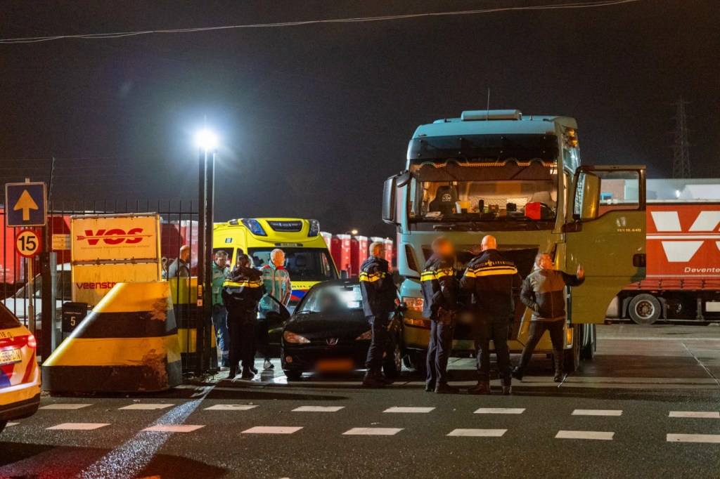 Personenauto en vrachtwagen botsen bij&nbsp;bedrijf