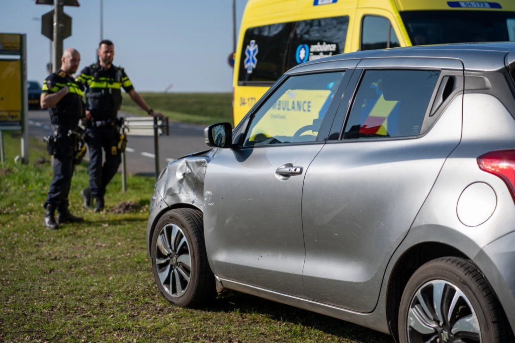 Motorrijder zonder rijbewijs betrokken bij aanrijding met&nbsp;auto