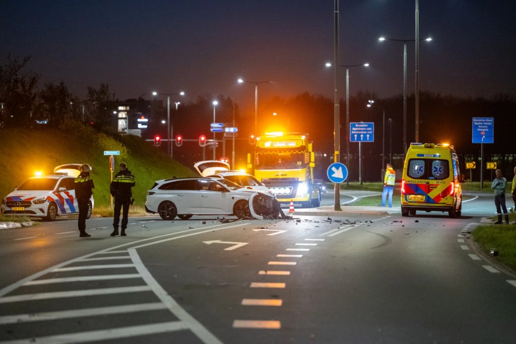 Eén gewonde na frontale botsing tussen twee&nbsp;auto’s