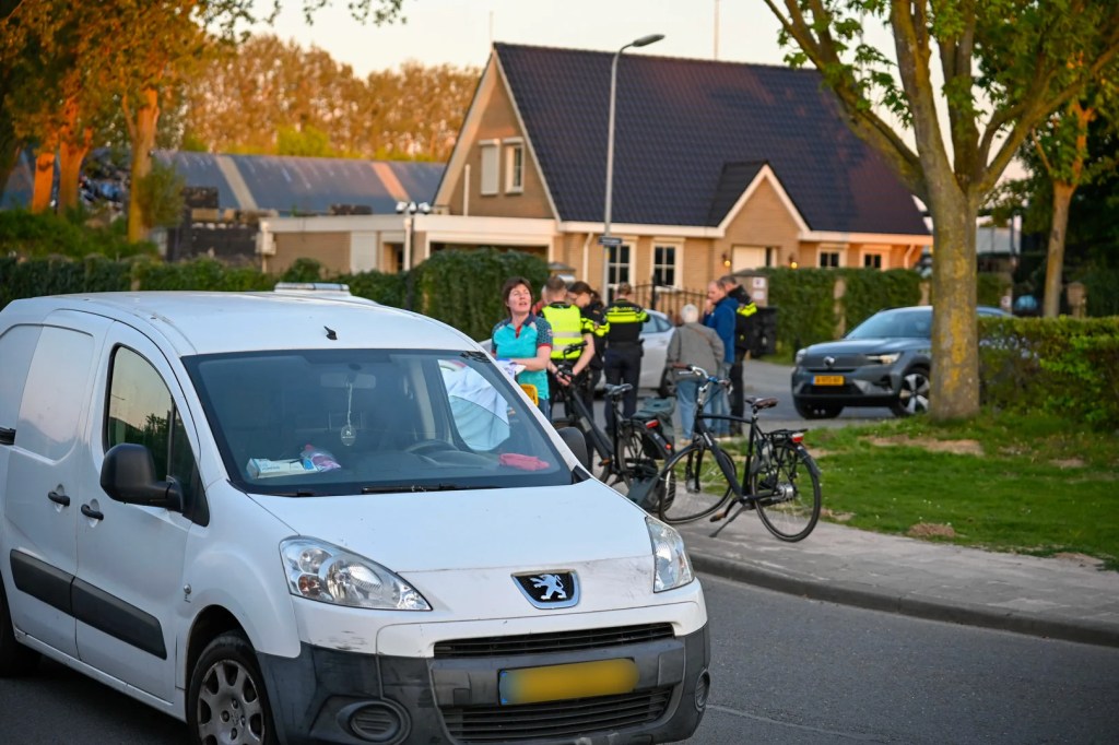 Fietser naar ziekenhuis na aanrijding met busje in&nbsp;Deventer