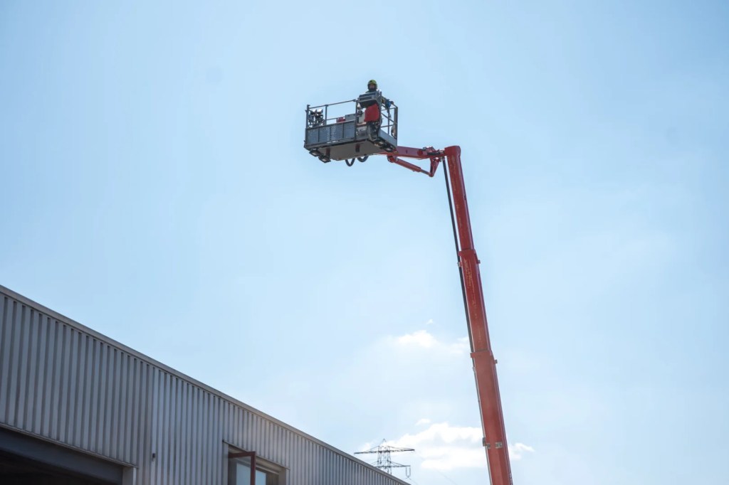 Industriebrand in Apeldoorn, brandweer rukt groots&nbsp;uit