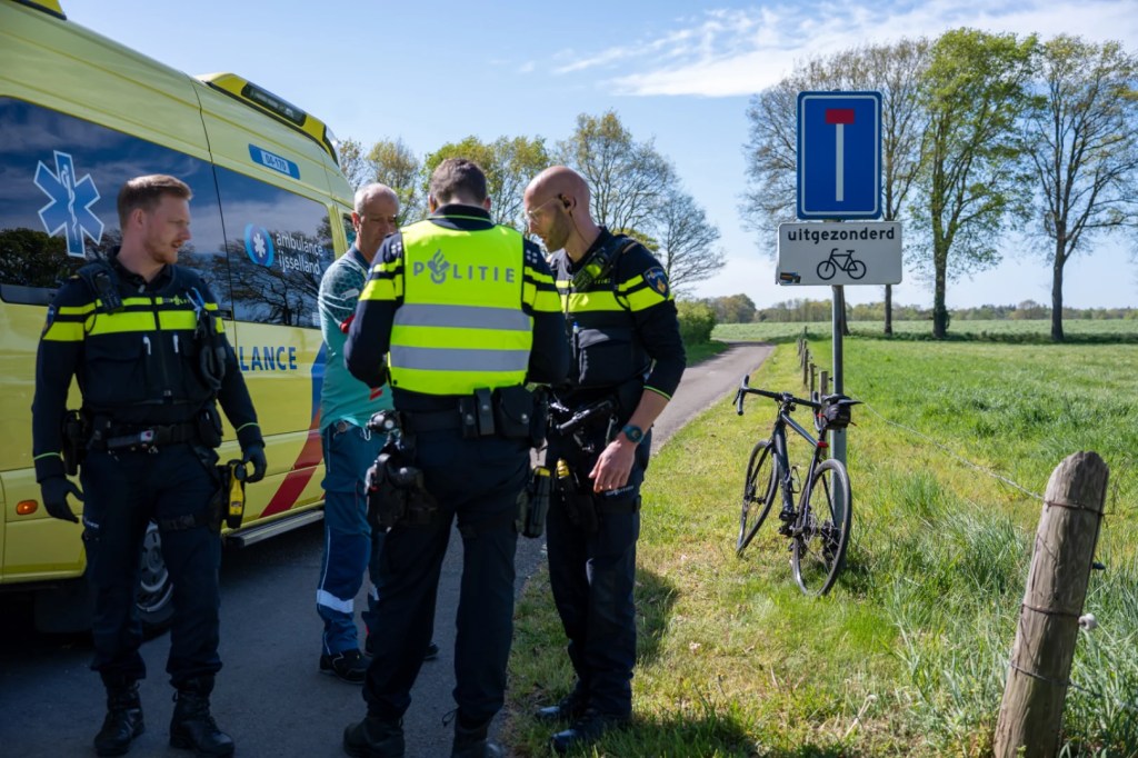 Fietser lichtgewond na aanrijding in Bathmen, automobilist rijdt&nbsp;door