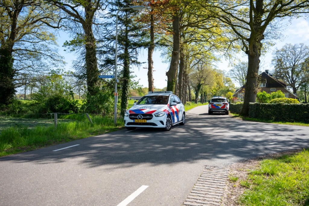 Fietser lichtgewond na aanrijding in Bathmen, automobilist rijdt door