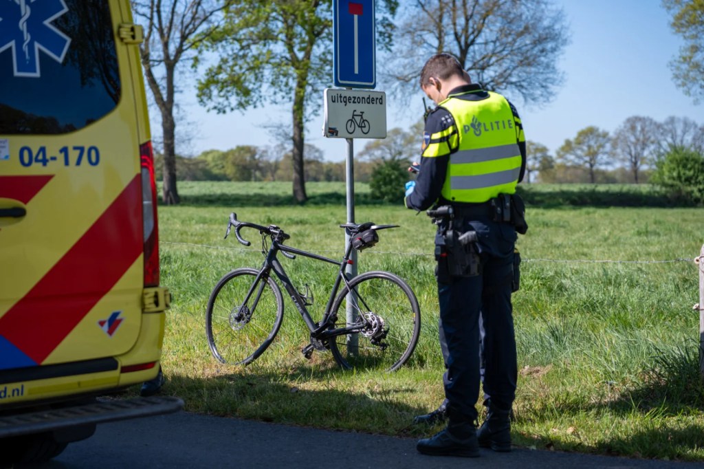 Fietser lichtgewond na aanrijding in Bathmen, automobilist rijdt door