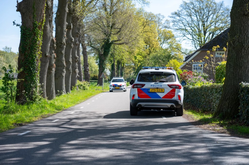 Fietser lichtgewond na aanrijding in Bathmen, automobilist rijdt door