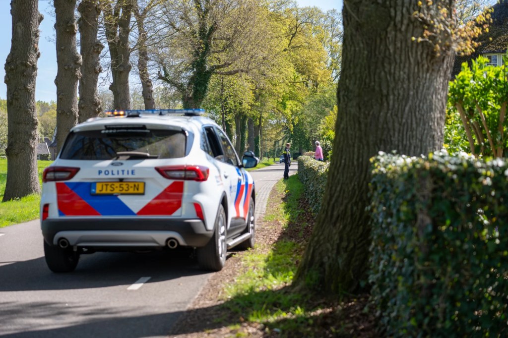 Fietser lichtgewond na aanrijding in Bathmen, automobilist rijdt door
