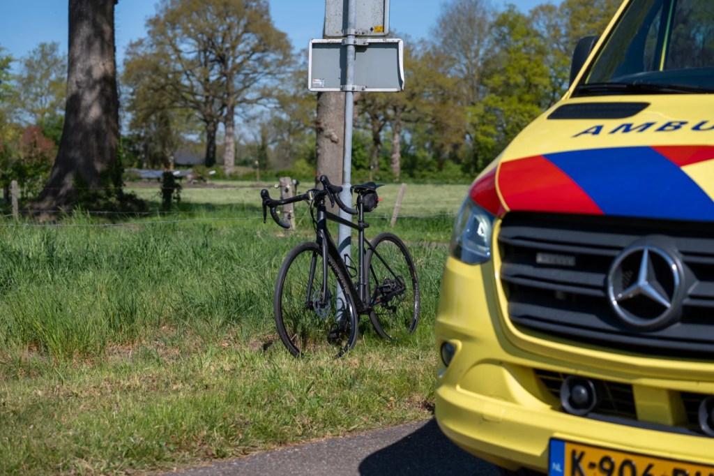 Fietser lichtgewond na aanrijding in Bathmen, automobilist rijdt door