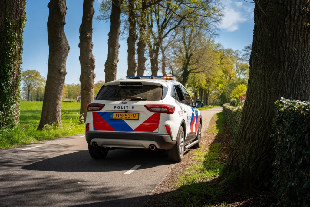 Fietser lichtgewond na aanrijding in Bathmen, automobilist rijdt door
