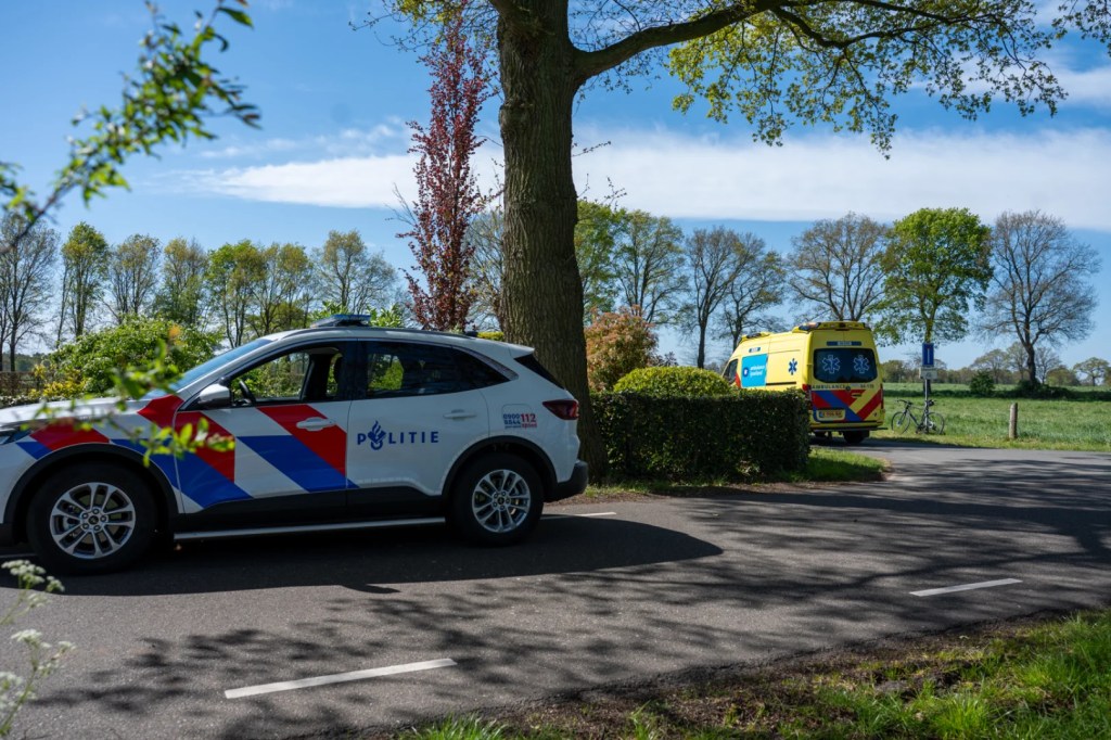 Fietser lichtgewond na aanrijding in Bathmen, automobilist rijdt door