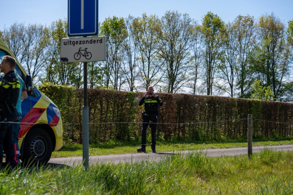 Fietser lichtgewond na aanrijding in Bathmen, automobilist rijdt door