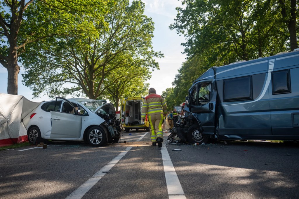 Dodelijk ongeval tussen auto en camperbusje op N348 bij Raalte