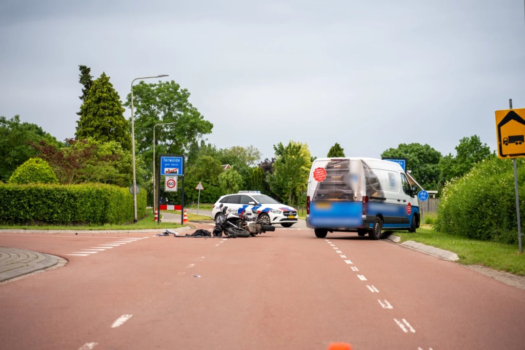 Motorrijder naar het ziekenhuis na aanrijding met&nbsp;busje