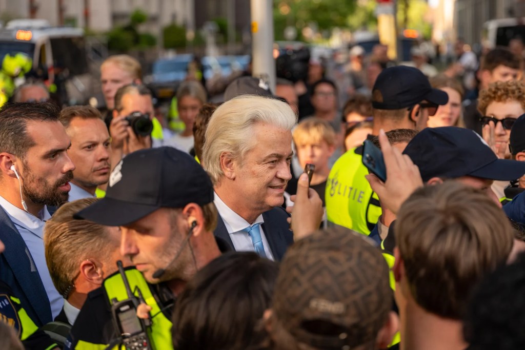 Geert Wilders spreekt bij demonstratie tegen azc in&nbsp;Apeldoorn