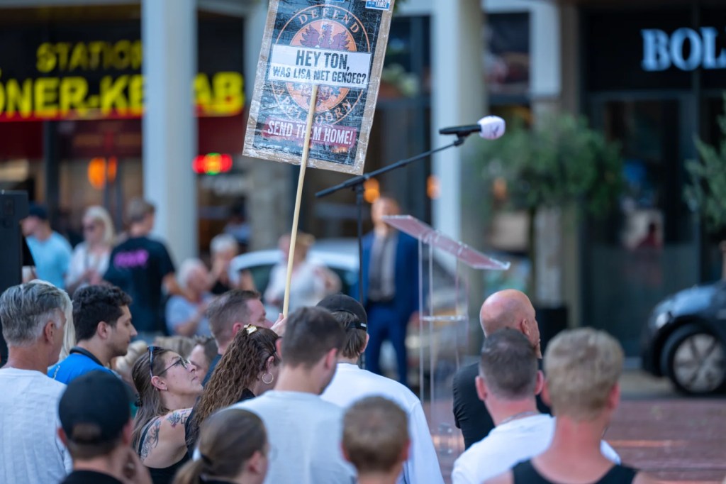Geert Wilders spreekt bij demonstratie tegen azc in Apeldoorn