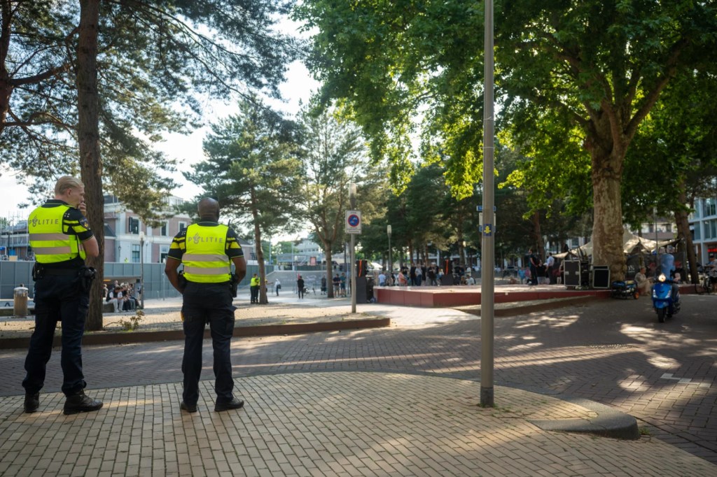 Geert Wilders spreekt bij demonstratie tegen azc in Apeldoorn