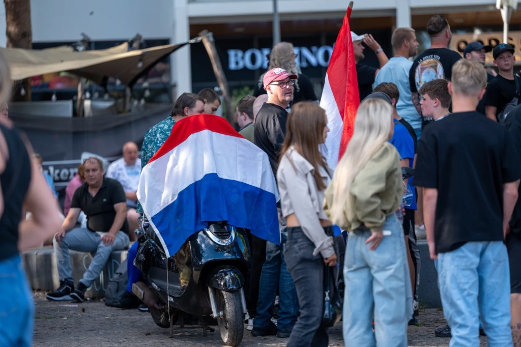 Geert Wilders spreekt bij demonstratie tegen azc in Apeldoorn