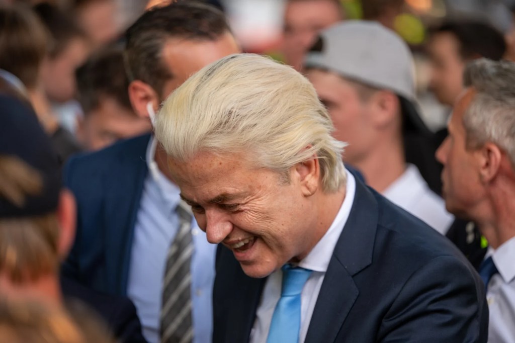 Geert Wilders spreekt bij demonstratie tegen azc in Apeldoorn