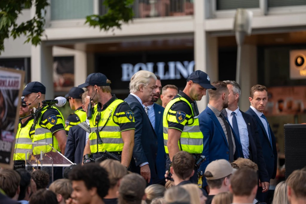 Geert Wilders spreekt bij demonstratie tegen azc in Apeldoorn