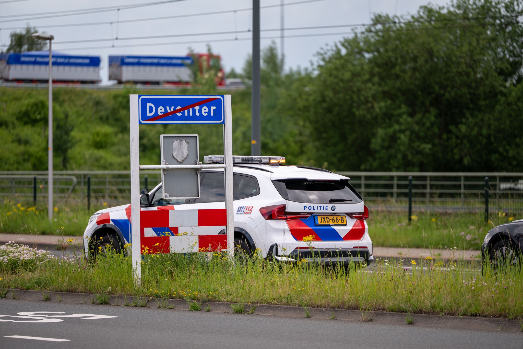 Hulpdiensten naar aanrijding met letsel aan Van Twickelostraat